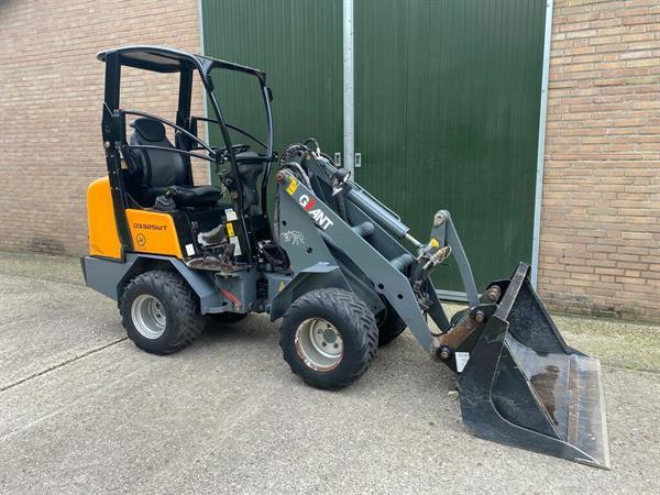 Grote foto giant 332swt mini loader shovel 2011 nl kenteken extra functie contragewicht agrarisch shovels