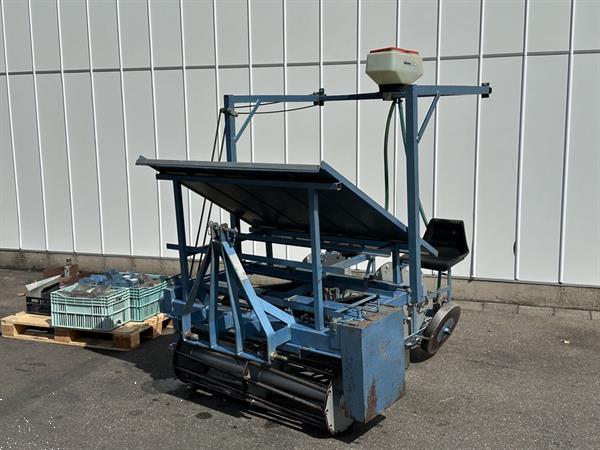 Grote foto perdu plantmachine 2 rijig met grote bekers agrarisch zaaimachines