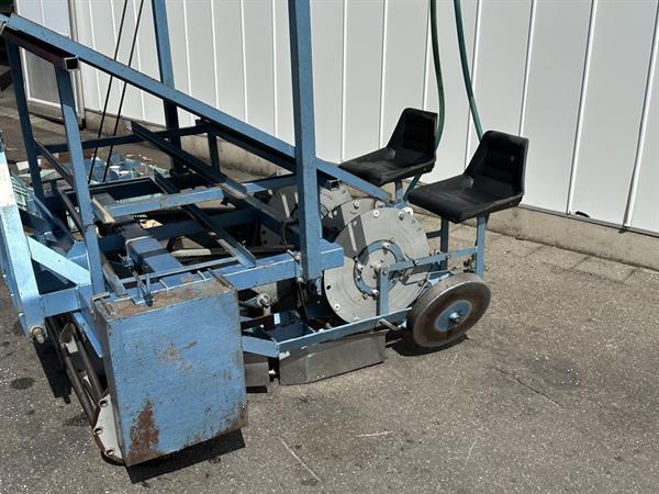Grote foto perdu plantmachine 2 rijig met grote bekers agrarisch zaaimachines