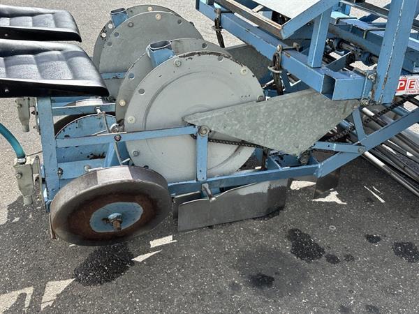 Grote foto perdu plantmachine 2 rijig met grote bekers agrarisch zaaimachines