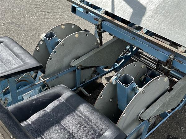 Grote foto perdu plantmachine 2 rijig met grote bekers agrarisch zaaimachines