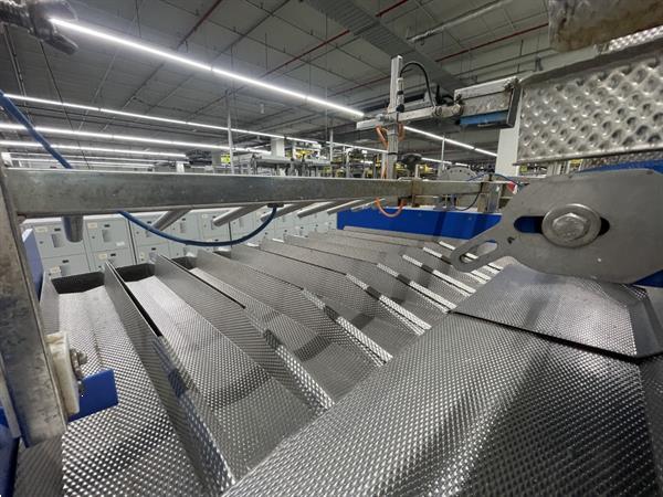 Grote foto newtec pcs2009 afweeglijn voor product in schaaltjes met flowpackmachine agrarisch tuinbouw