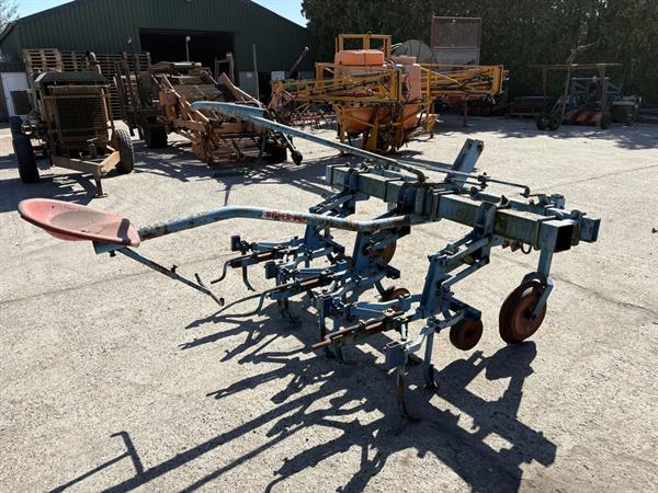 Grote foto schoffelmachine met besturing agrarisch onkruidbestrijding