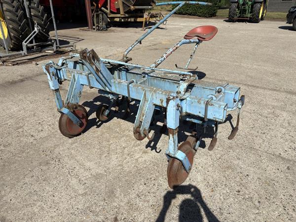 Grote foto schoffelmachine met besturing agrarisch onkruidbestrijding