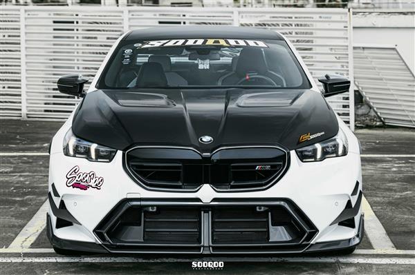 Grote foto dit betreft een bmw g90 g99 m5 carbon sq motorkap auto onderdelen tuning en styling