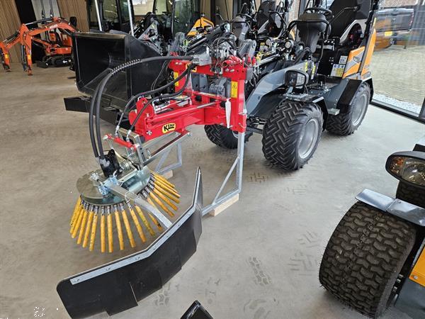 Grote foto onkruidborstel hydraulisch zwenkbaar en schuinstelling met joystick kemp agrarisch onkruidbestrijding