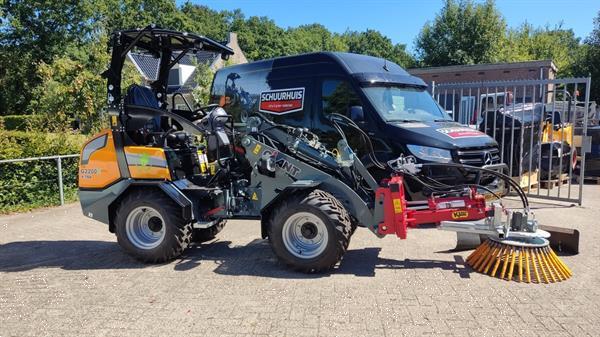 Grote foto onkruidborstel hydraulisch zwenkbaar en schuinstelling met joystick kemp agrarisch onkruidbestrijding