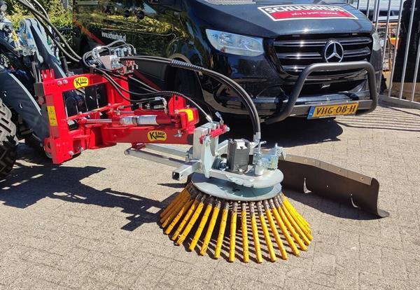 Grote foto onkruidborstel hydraulisch zwenkbaar en schuinstelling met joystick kemp agrarisch onkruidbestrijding