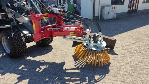 Grote foto onkruidborstel hydraulisch zwenkbaar en schuinstelling met joystick kemp agrarisch onkruidbestrijding
