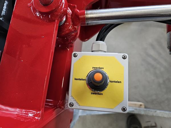 Grote foto onkruidborstel hydraulisch zwenkbaar en schuinstelling met joystick kemp agrarisch onkruidbestrijding
