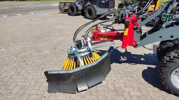Grote foto onkruidborstel hydraulisch zwenkbaar en schuinstelling met joystick kemp agrarisch onkruidbestrijding