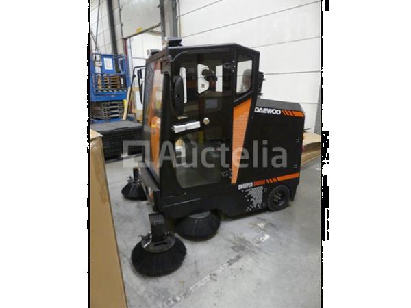 Grote foto balayeuse daewoo veegmachine das100 agrarisch veegmachines