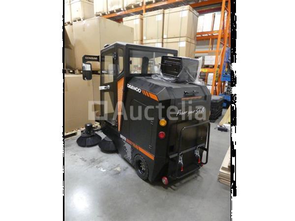 Grote foto balayeuse daewoo veegmachine das100 agrarisch veegmachines