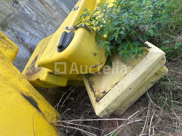 Grote foto set van 2 john deere 832 spuittanks niet gebarsten agrarisch onkruidbestrijding