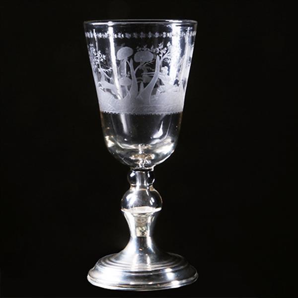 Grote foto 18e eeuwse gelegenheidsglas of bokaal met jachttafereel rond een kasteel op 19e eeuwse zilveren voet antiek en kunst stoelen en banken