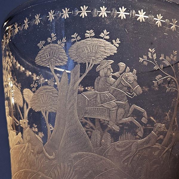 Grote foto 18e eeuwse gelegenheidsglas of bokaal met jachttafereel rond een kasteel op 19e eeuwse zilveren voet antiek en kunst stoelen en banken