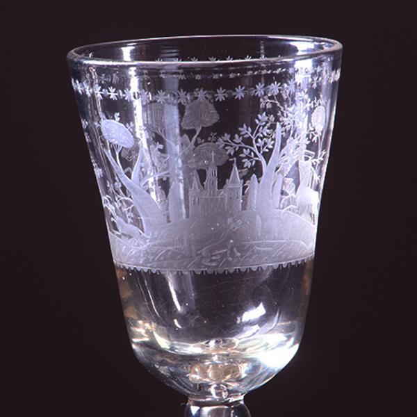Grote foto 18e eeuwse gelegenheidsglas of bokaal met jachttafereel rond een kasteel op 19e eeuwse zilveren voet antiek en kunst stoelen en banken