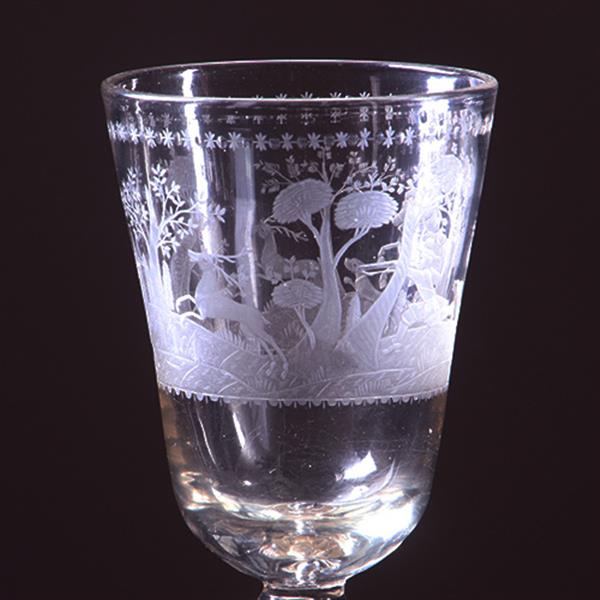 Grote foto 18e eeuwse gelegenheidsglas of bokaal met jachttafereel rond een kasteel op 19e eeuwse zilveren voet antiek en kunst stoelen en banken
