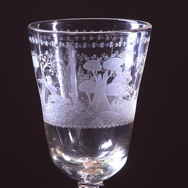 Grote foto 18e eeuwse gelegenheidsglas of bokaal met jachttafereel rond een kasteel op 19e eeuwse zilveren voet antiek en kunst stoelen en banken