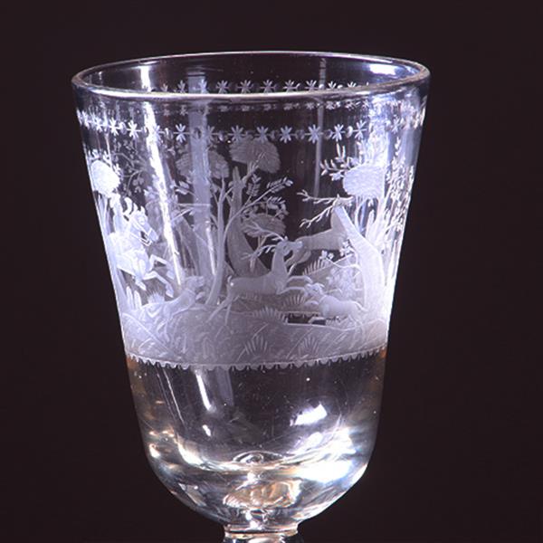 Grote foto 18e eeuwse gelegenheidsglas of bokaal met jachttafereel rond een kasteel op 19e eeuwse zilveren voet antiek en kunst stoelen en banken