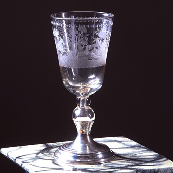 Grote foto 18e eeuwse gelegenheidsglas of bokaal met jachttafereel rond een kasteel op 19e eeuwse zilveren voet antiek en kunst stoelen en banken