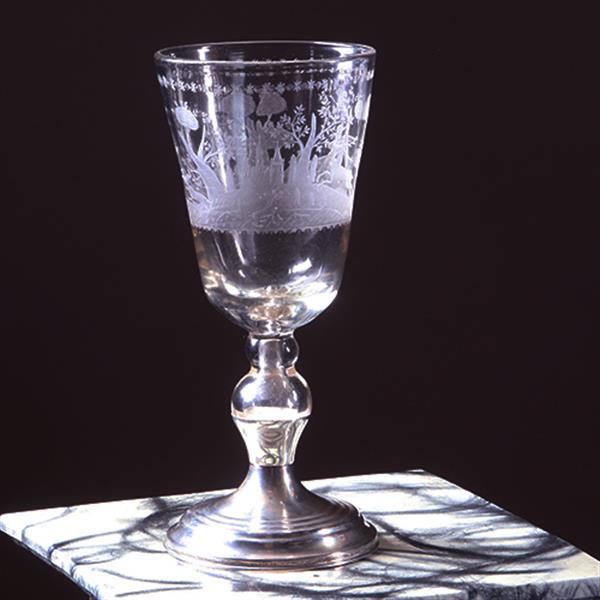 Grote foto 18e eeuwse gelegenheidsglas of bokaal met jachttafereel rond een kasteel op 19e eeuwse zilveren voet antiek en kunst stoelen en banken