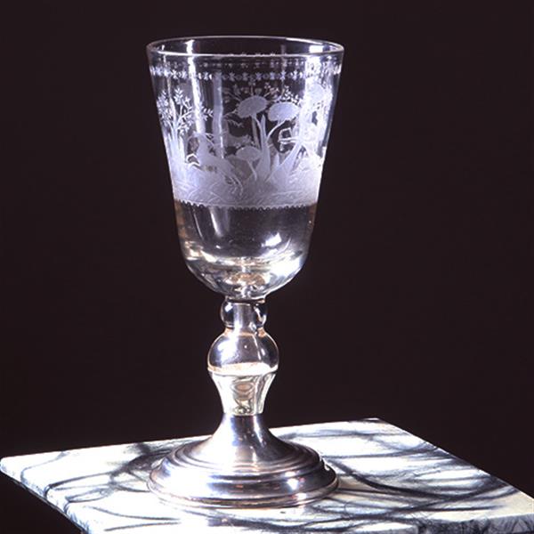 Grote foto 18e eeuwse gelegenheidsglas of bokaal met jachttafereel rond een kasteel op 19e eeuwse zilveren voet antiek en kunst stoelen en banken