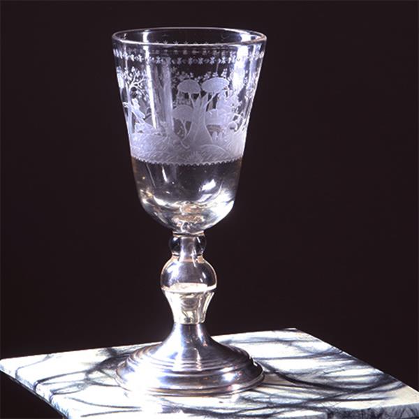 Grote foto 18e eeuwse gelegenheidsglas of bokaal met jachttafereel rond een kasteel op 19e eeuwse zilveren voet antiek en kunst stoelen en banken