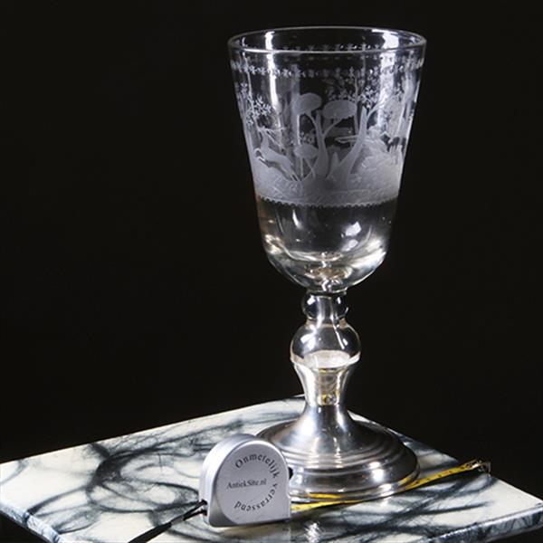 Grote foto 18e eeuwse gelegenheidsglas of bokaal met jachttafereel rond een kasteel op 19e eeuwse zilveren voet antiek en kunst stoelen en banken