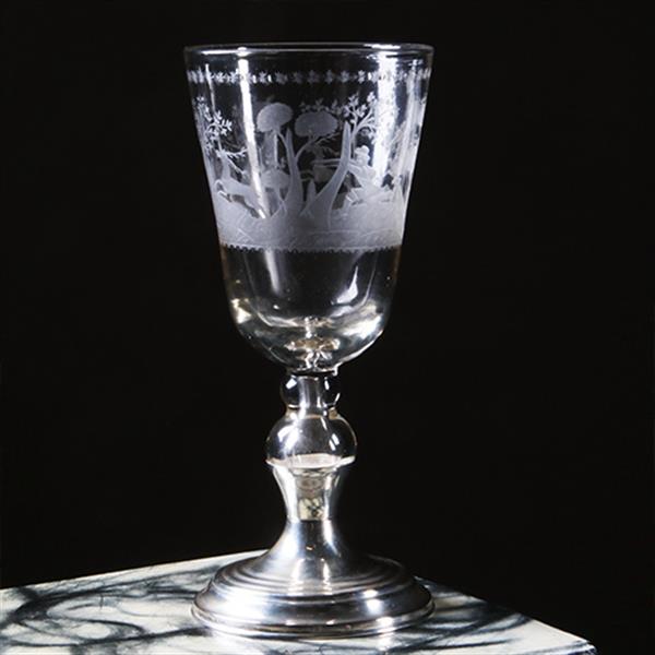 Grote foto 18e eeuwse gelegenheidsglas of bokaal met jachttafereel rond een kasteel op 19e eeuwse zilveren voet antiek en kunst stoelen en banken