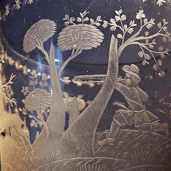Grote foto 18e eeuwse gelegenheidsglas of bokaal met jachttafereel rond een kasteel op 19e eeuwse zilveren voet antiek en kunst stoelen en banken