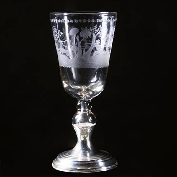 Grote foto 18e eeuwse gelegenheidsglas of bokaal met jachttafereel rond een kasteel op 19e eeuwse zilveren voet antiek en kunst stoelen en banken
