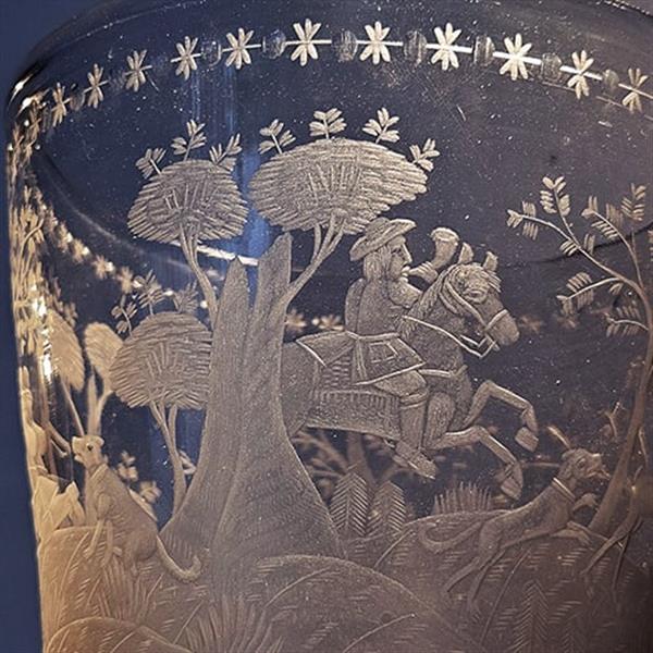 Grote foto 18e eeuwse gelegenheidsglas of bokaal met jachttafereel rond een kasteel op 19e eeuwse zilveren voet antiek en kunst stoelen en banken