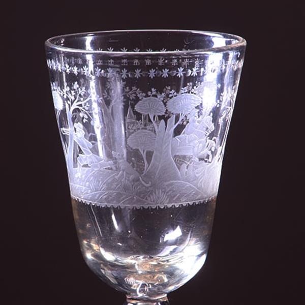 Grote foto 18e eeuwse gelegenheidsglas of bokaal met jachttafereel rond een kasteel op 19e eeuwse zilveren voet antiek en kunst stoelen en banken