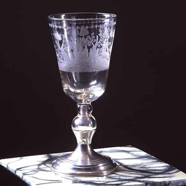Grote foto 18e eeuwse gelegenheidsglas of bokaal met jachttafereel rond een kasteel op 19e eeuwse zilveren voet antiek en kunst stoelen en banken