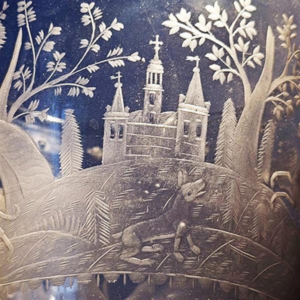 Grote foto 18e eeuwse gelegenheidsglas of bokaal met jachttafereel rond een kasteel op 19e eeuwse zilveren voet antiek en kunst stoelen en banken