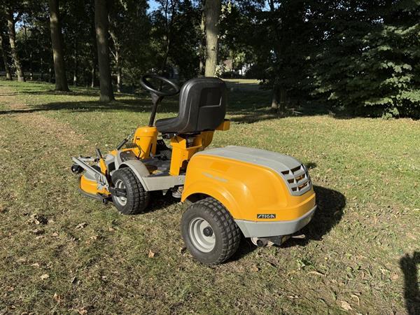 Grote foto stiga park silent frontmaaier zitmaaier tuin en terras zitmaaiers