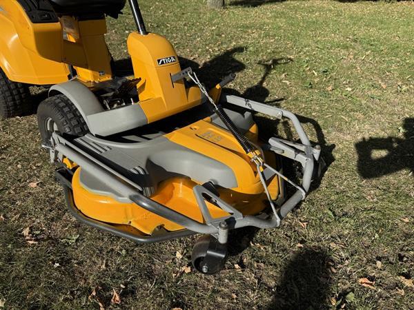 Grote foto stiga park silent frontmaaier zitmaaier tuin en terras zitmaaiers