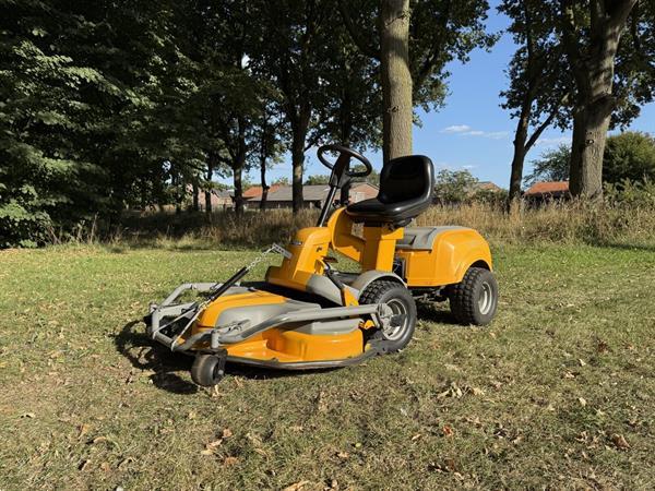 Grote foto stiga park silent frontmaaier zitmaaier tuin en terras zitmaaiers