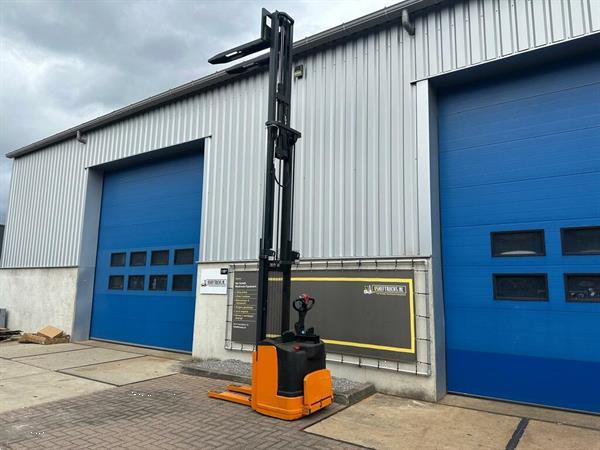Grote foto vs 22354 elektrische triplex stapelaar still 4.940mm freelift doe het zelf en verbouw hefwerktuigen