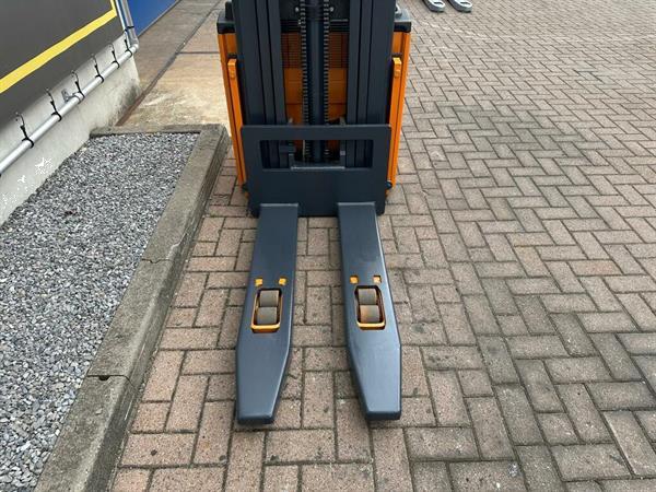Grote foto vs 22354 elektrische triplex stapelaar still 4.940mm freelift doe het zelf en verbouw hefwerktuigen