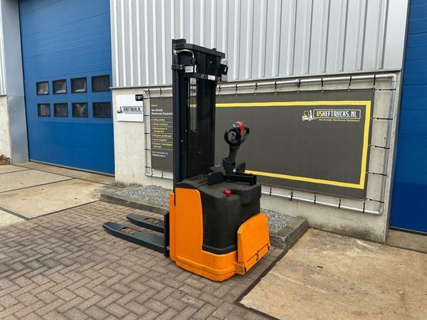 Grote foto vs 22354 elektrische triplex stapelaar still 4.940mm freelift doe het zelf en verbouw hefwerktuigen