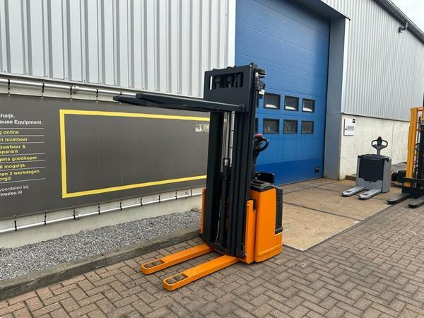 Grote foto vs 22354 elektrische triplex stapelaar still 4.940mm freelift doe het zelf en verbouw hefwerktuigen