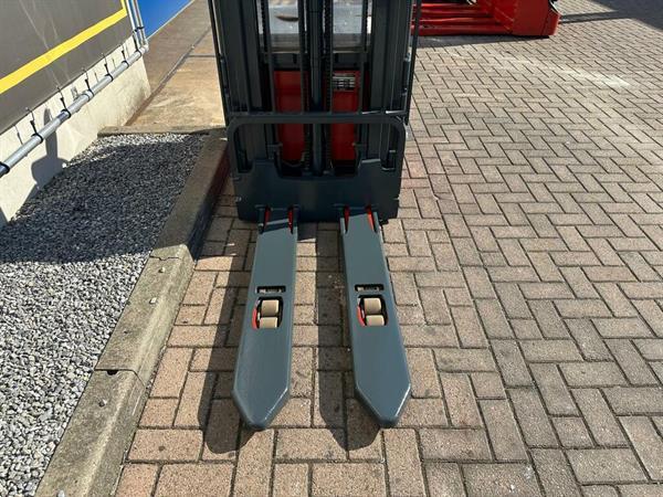 Grote foto vs 22347 elektrische triplex stapelaar linde l14 initi le lift 4.266mm doe het zelf en verbouw hefwerktuigen