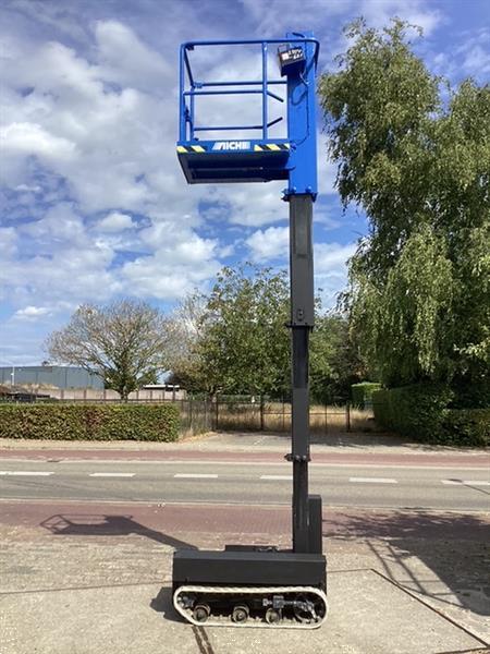 Grote foto gebruikte masthoogwerker op rups aichi rm04b doe het zelf en verbouw hoogwerkers