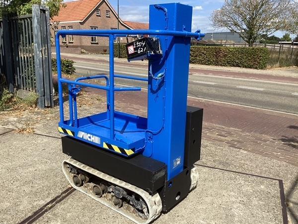 Grote foto gebruikte masthoogwerker op rups aichi rm04b doe het zelf en verbouw hoogwerkers