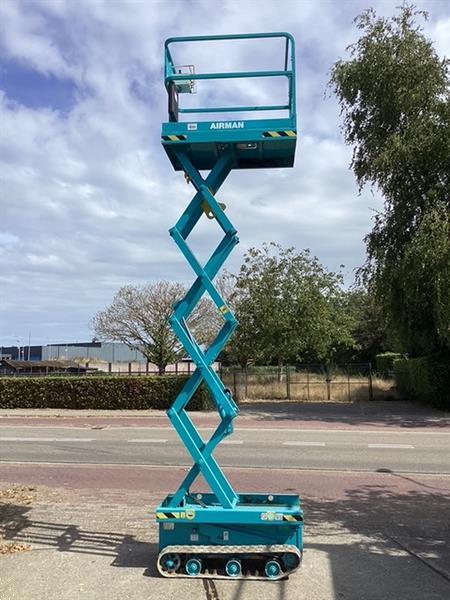 Grote foto gebruikte schaarhoogwerker op rups airman encl040 doe het zelf en verbouw hoogwerkers