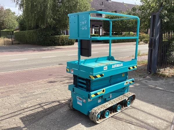 Grote foto gebruikte schaarhoogwerker op rups airman encl040 doe het zelf en verbouw hoogwerkers