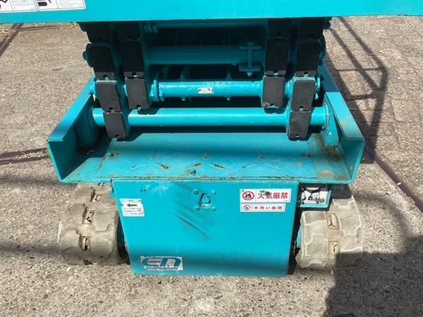 Grote foto gebruikte schaarhoogwerker op rups airman encl040 doe het zelf en verbouw hoogwerkers