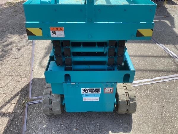 Grote foto gebruikte schaarhoogwerker op rups airman encl040 doe het zelf en verbouw hoogwerkers